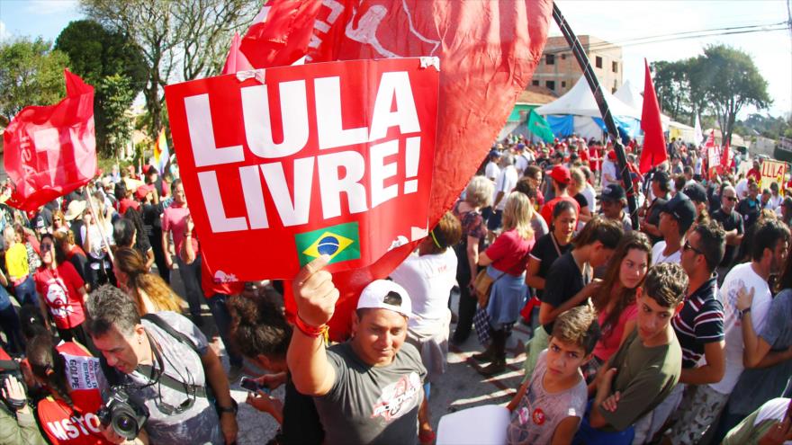 Cientos de brasileños exigen frente a cárcel la libertad de Lula 