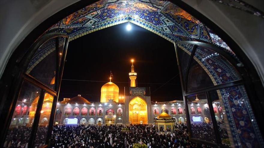 Mausoleo de Imam Reza (P), 8º Imam de chiíes, en el aniversario del martirio de Imam Yafar al-Sadiq (P), Mashad, noreste de Irán, 8 de julio de 2018.
