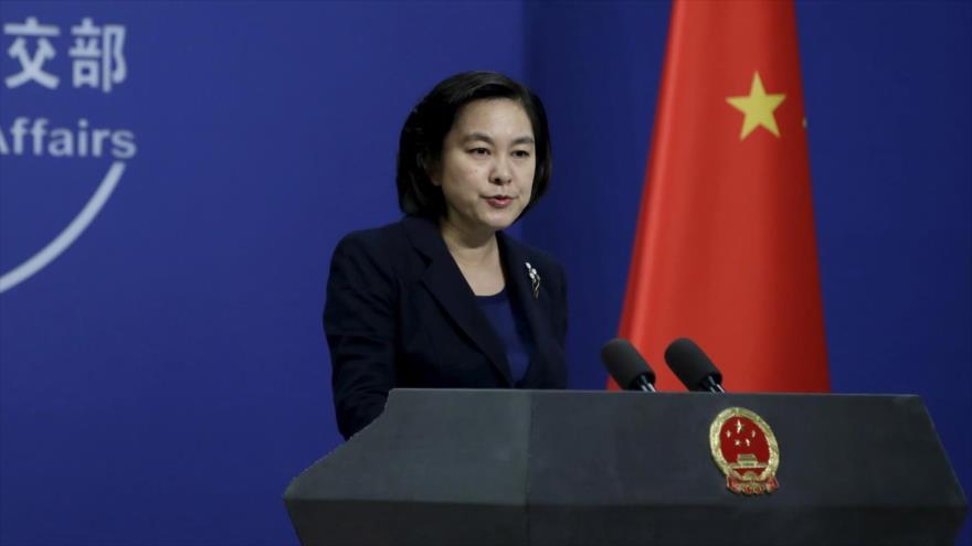 Hua Chunying, portavoz de la Cancillería de China, habla en una rueda de prensa.