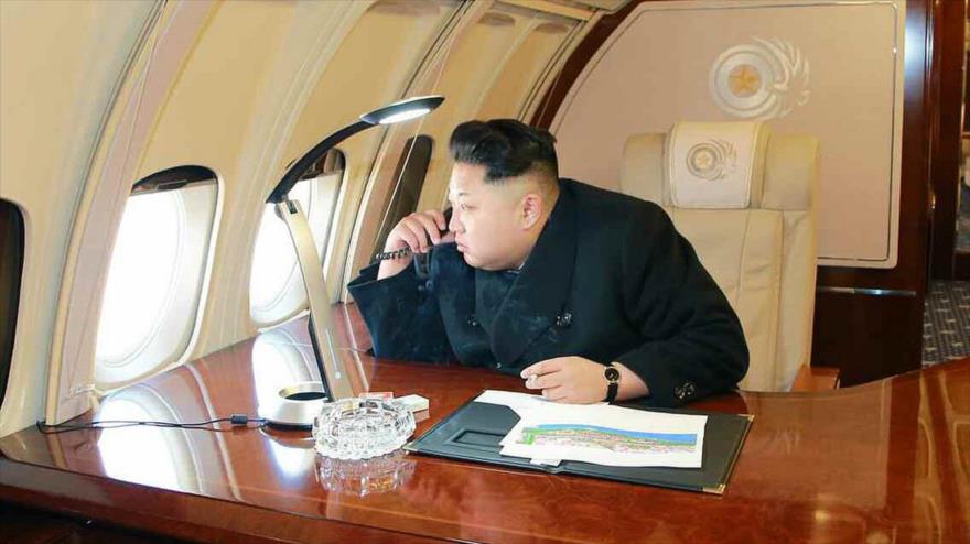 El líder de Corea del Norte, Kim Jong-un, en su avión privado, un Ilyushin IL-62M.