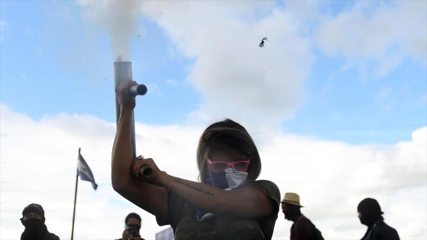 Una mujer dispara un mortero casero durante una protesta contra el Gobierno del presidente nicaragüense Daniel Ortega en Managua, 4 de julio de 2018.