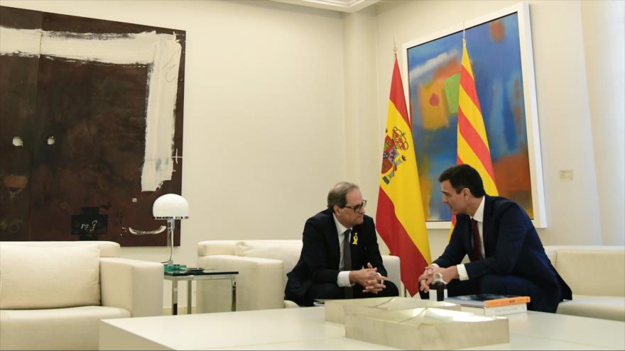 El jefe del Gobierno español, Pedro Sánchez (dcha.), se reúne con el presidente catalán, Quim Torra, en La Moncloa, 9 de julio de 2018.