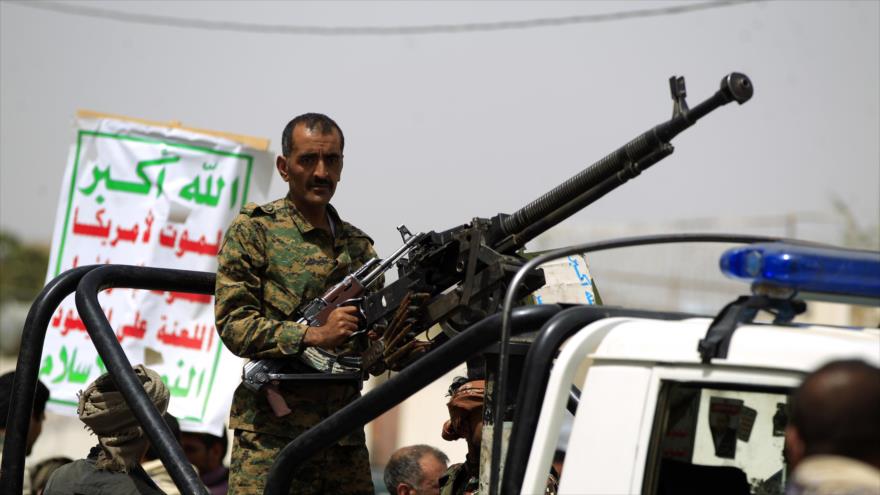 Combatiente del movimiento popular yemení (Ansarolá) circula a bordo de un vehículo armado.