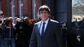 Juez español suspende de cargo público a Puigdemont