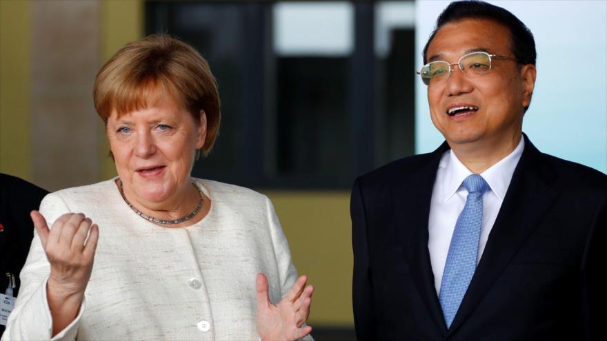 La canciller alemana Angela Merkel (izda.) y el primer ministro chino Li Keqiang llegan a un acto en Berlín (capital de Alemania), 10 de julio de 2018.