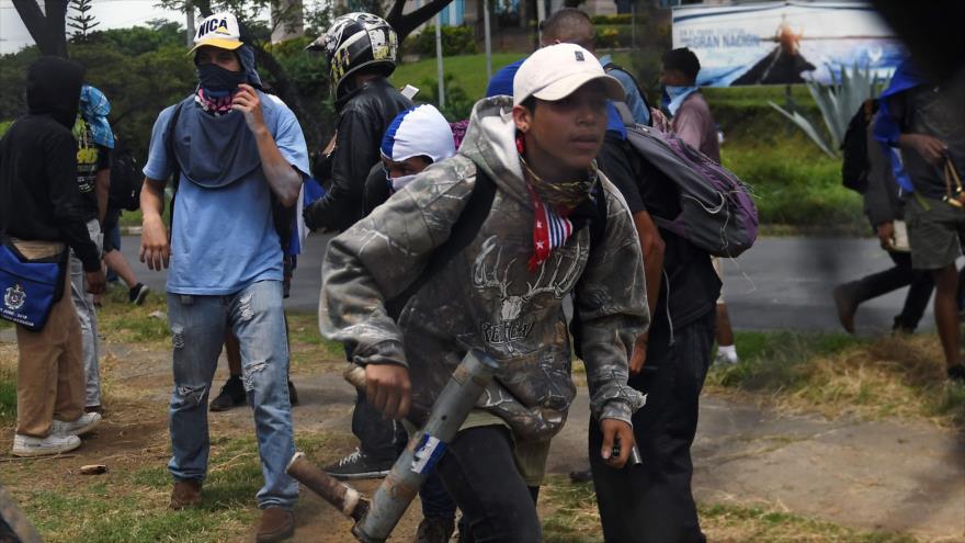 Manifestantes antigubernamentales en un enfrentamiento con la Policía en Managua (capital de Nicaragua), 30 de junio de 2018.