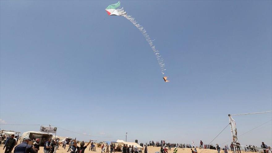 Manifestantes palestinos lanzan una cometa incendiaria durante protestas en la Franja de Gaza, 11 de mayo de 2018.