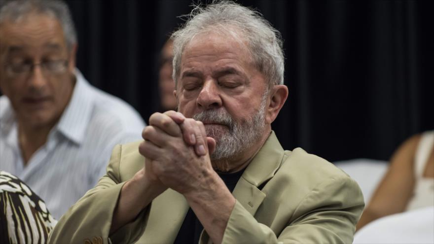 El expresidente brasileiro Luiz Inácio Lula da Silva hace un gesto en un acto en Sao Paulo, 16 de marzo de 2018.