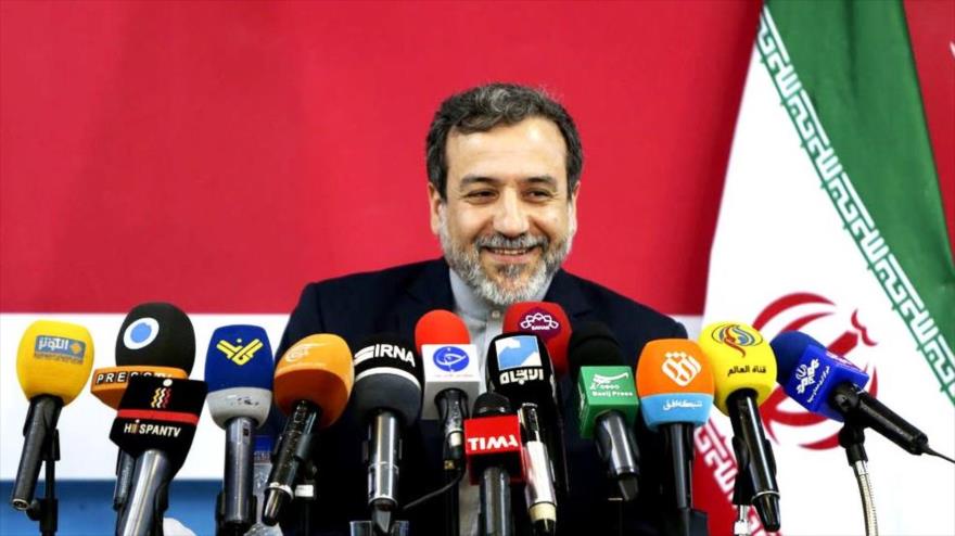  El vicecanciller de Irán para Asuntos Políticos, Seyed Abás Araqchi, habla en una conferencia de prensa.