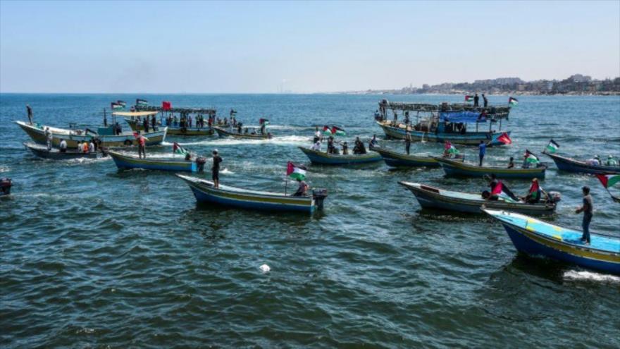 Activistas escoltan un buque que transporta a estudiantes palestinos y heridos desde el puerto de Gaza, 10 de julio de 2018.