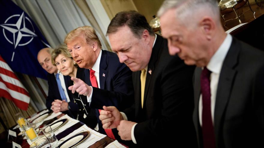 El Presidente de EE.UU., Donald Trump (3º dcha), y miembros del gabinete se reúnen en Bruselas antes de la cumbre de la OTAN, 11 de julio de 2018.