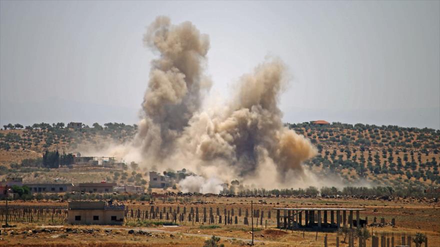 Columna de humo provocada por un ataque de la Aviación siria contra terroristas en la provincia de Daraa, en suroeste de Siria,8 de julio de 2018.