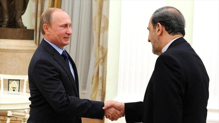 Ali Akbar Velayati, un alto asesor del Líder de la Revolución Islámica de Irán (dcha.), se reúne con el presidente ruso, Vladímir Putin, en Rusia.
