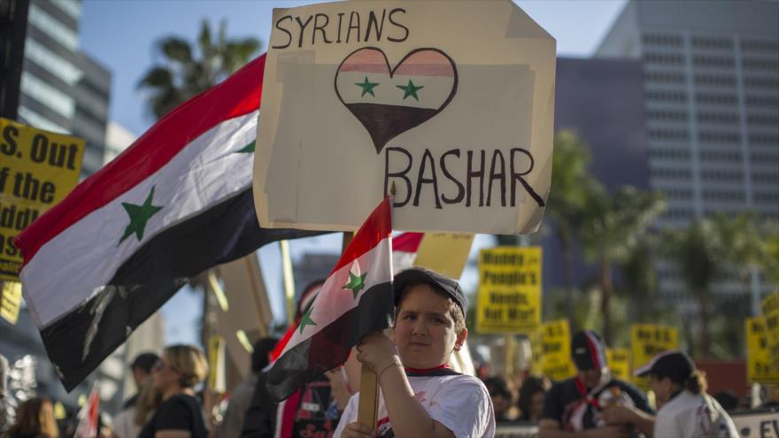 Una protesta en Los Ángeles en apoyo al presidente sirio, Bashar al-Asad, y contra el ataque de la coalición de EE.UU. en Siria, 14 de abril de 2018. 
