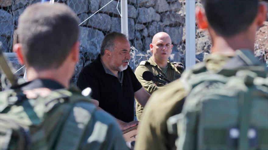 El ministro israelí de asuntos militares, Avigdor Lieberman, durante su visita a los altos de Golán, ocupados por Israel, 10 de julio de 2018.