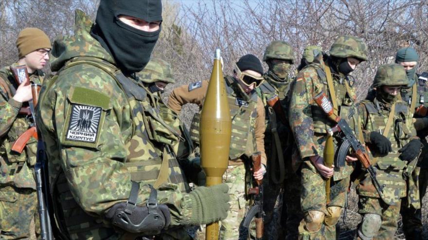 Combatientes del batallón radical ucraniano Azov durante un ejercicio militar en la ciudad portuaria de Mariúpol (sureste de Ucrania).