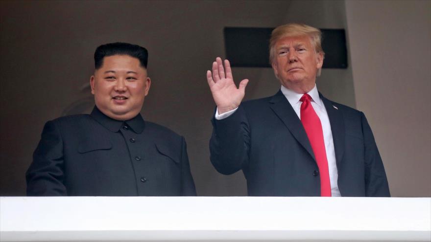 El líder de Corea del Norte, Kim Jong-un (izq.), y el presidente de los EE.UU., Donald Trump, Singapur, 12 de junio de 2018.