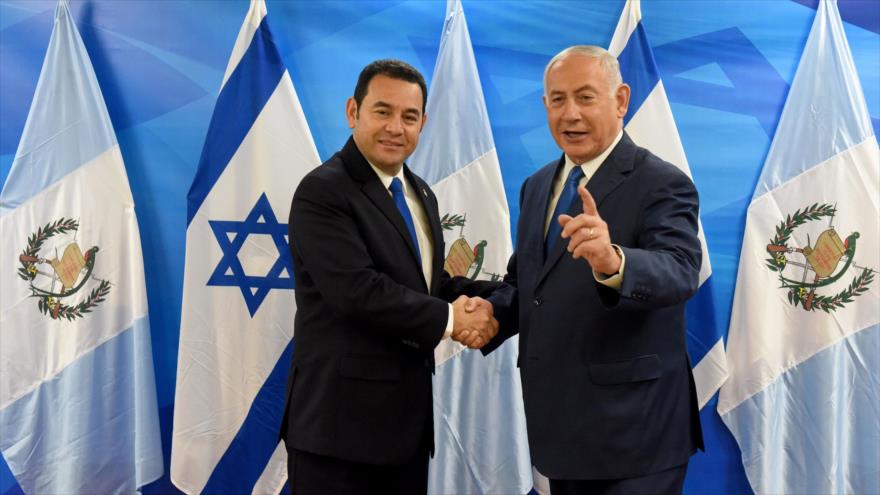 El presidente de Guatemala, Jimmy Morales (izda.), y el primer ministro israelí, Benjamín Netanyahu, en Al-Quds (Jerusalén), 16 de mayo de 2018.