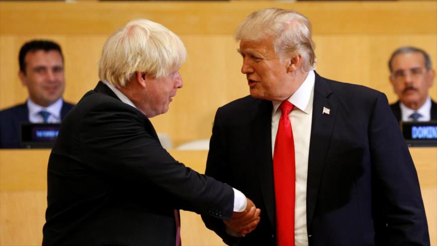 El entonces canciller británico, Boris Johnson (izq.), saluda al presidente de EE.UU., Donald Trump, en un acto.
