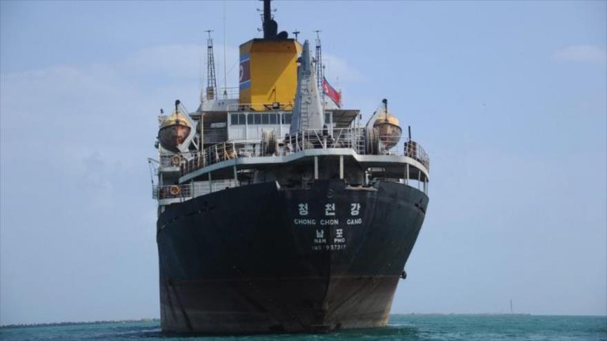 Buque de carga de Corea del Norte Chong Chon Gang fondeado cerca de un puerto marítimo.