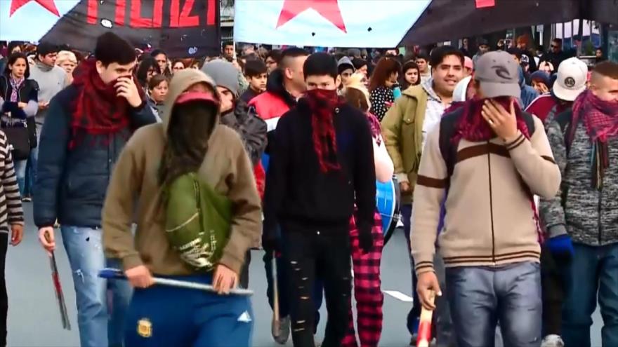 Argentinos protestan por la hambruna y pobreza causada por Macri