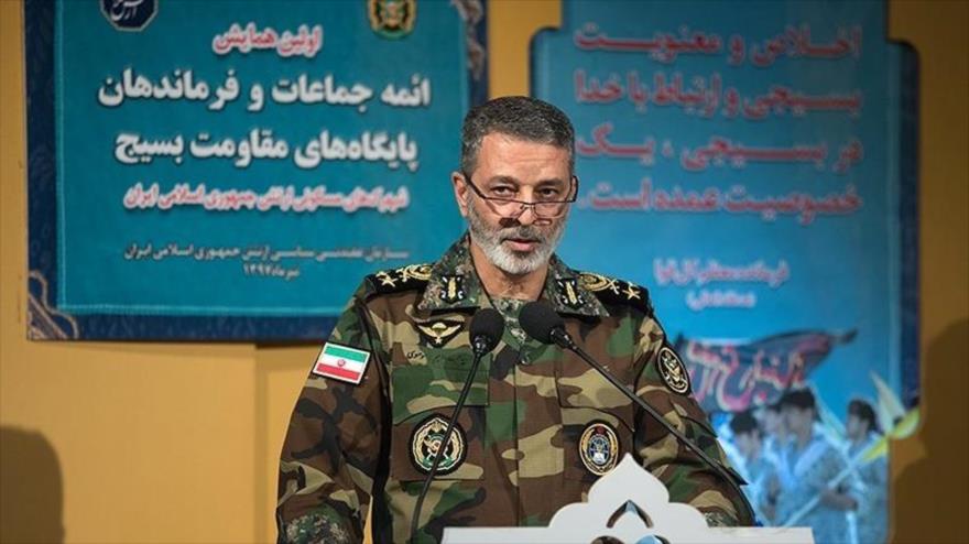 El comandante en jefe del Ejército de Irán, el general de brigada Abdolrahim Musavi, habla durante un evento en Teherán (capital persa), 13 de julio de 2018.