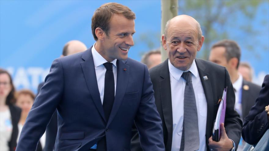 El presidente francés, Emmanuel Macron y el ministro de Asuntos Exteriores de Francia, Jean-Yves Le Drian, en Bruselas, 12 de julio de 2018.