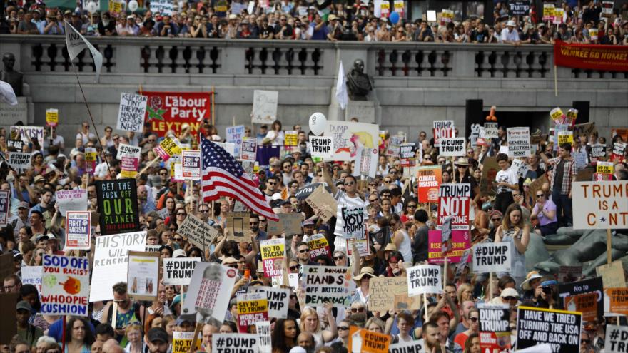 Más de 80 mil personas protestan en Londres: ¡Trump apesta!	