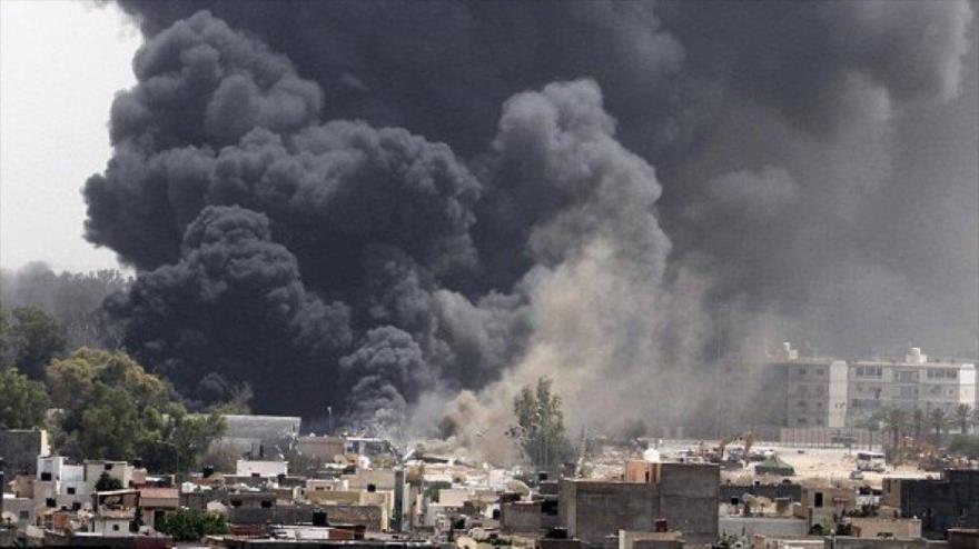 Una columna de humo negro sale de un lugar atacado por los aviones de la OTAN en Libia en 2011.