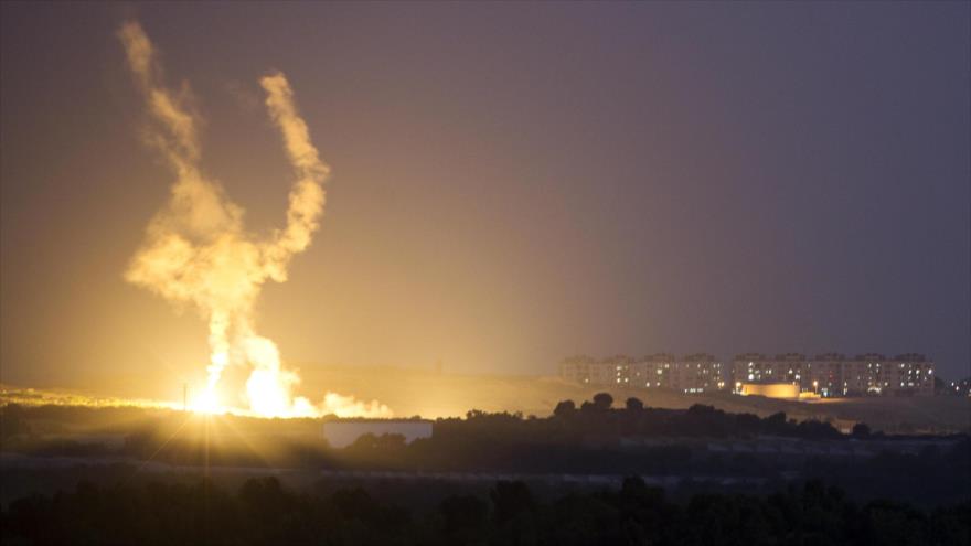 Una columna de humo y fuego se levanta de un área en la ciudad de Gaza por ataque de aviones israelíes.