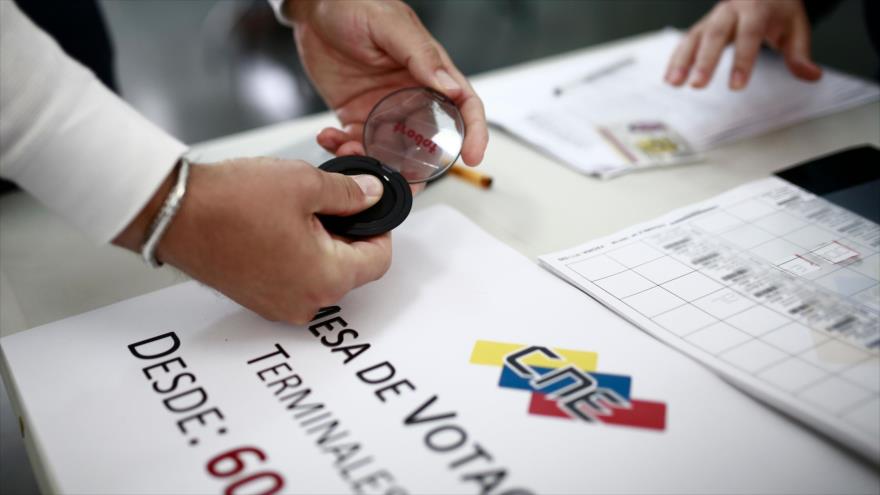 Un venezolano residente en Madrid (España), ejerce su derecho a voto, 20 de mayo de 2018.