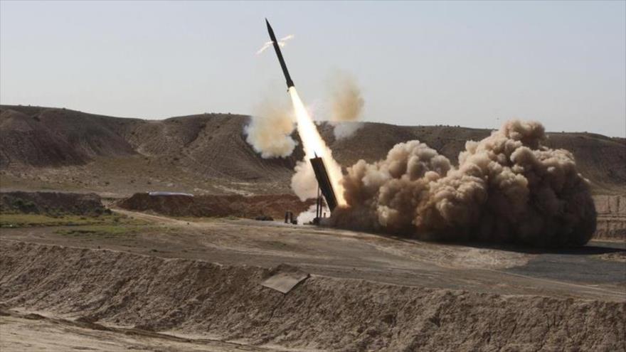 El movimiento popular yemení, Ansarolá, lanza un misil hacia territorio saudí.