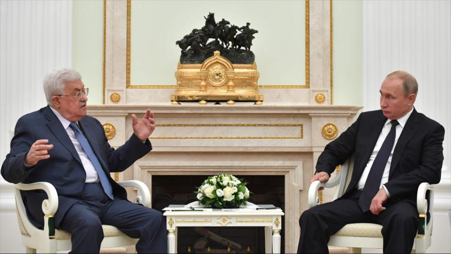 El presidente palestino, Mahmud Abás (izda.), se reúne con su par ruso, Vladimir Putin, en Moscú, 14 de julio de 2018.