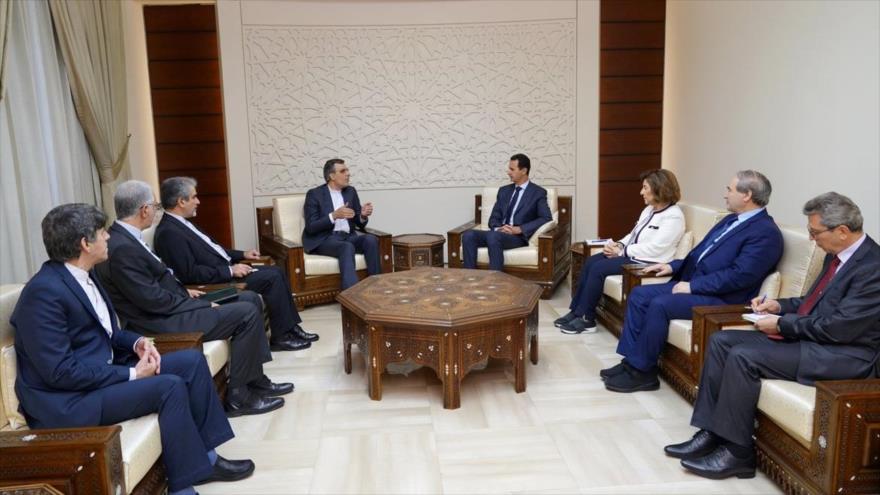 El presidente sirio, Bashar al-Asad, se reúne con el asistente especial de la Cancillería iraní, Hosein Yaberi Ansari, Damasco, 15 de julio de 2018.