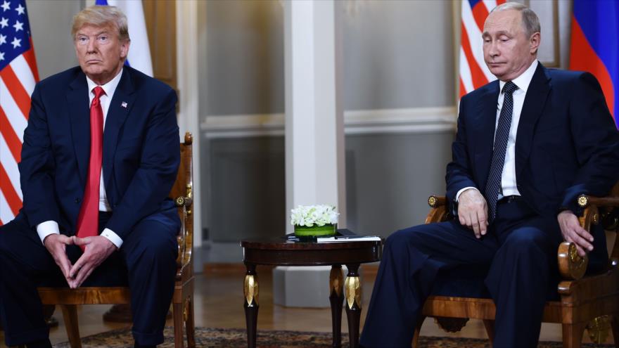 El presidente ruso, Vladimir Putin (dcha.), y su par de EE.UU., Donald Trump, se reúnen en Helsinki, capital de Finlandia, 16 de julio de 2018.