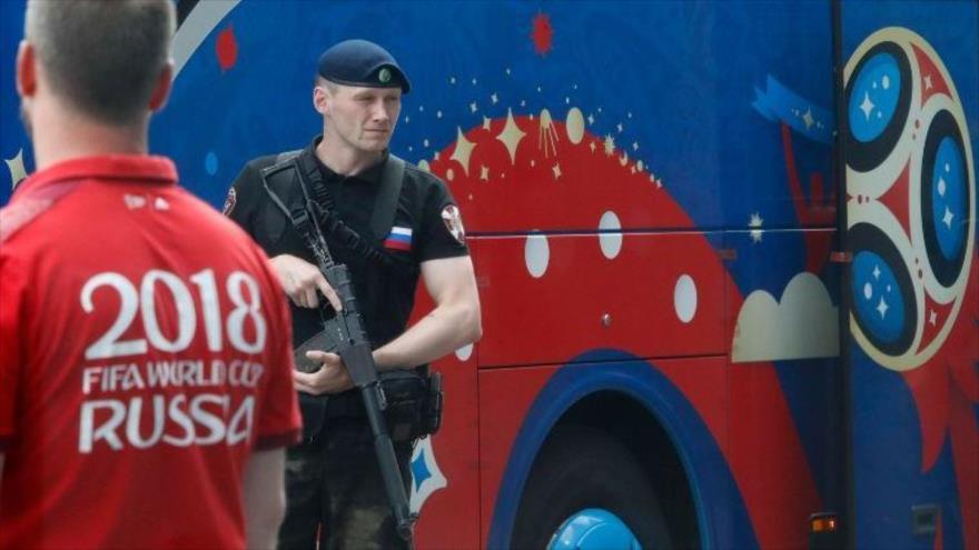 Un miembro de la unidad de operaciones especiales de la Policía rusa monta guardia cerca de un autobús del equipo de Francia en Moscú, 16 de julio de 2018.