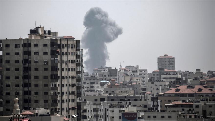 Una columna de humo se levanta en la ciudad de Gaza, por un ataque de aviones israelíes, 14 de julio de 2018.