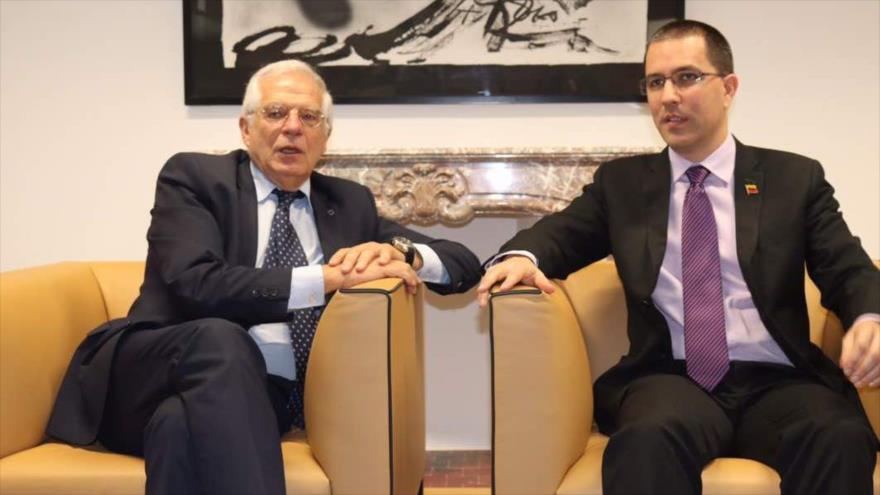 El canciller de Venezuela Jorge Arreaza (izda.) en una reunión con su par español, Josep Borrell, en Bélgica, 16 de julio de 2018.