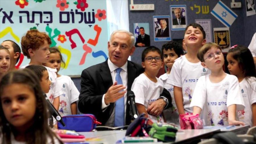 El primer ministro del régimen de Israel, Benjamín Netanyahu, en una escuela, ubicada en los territorios ocupados palestinos.