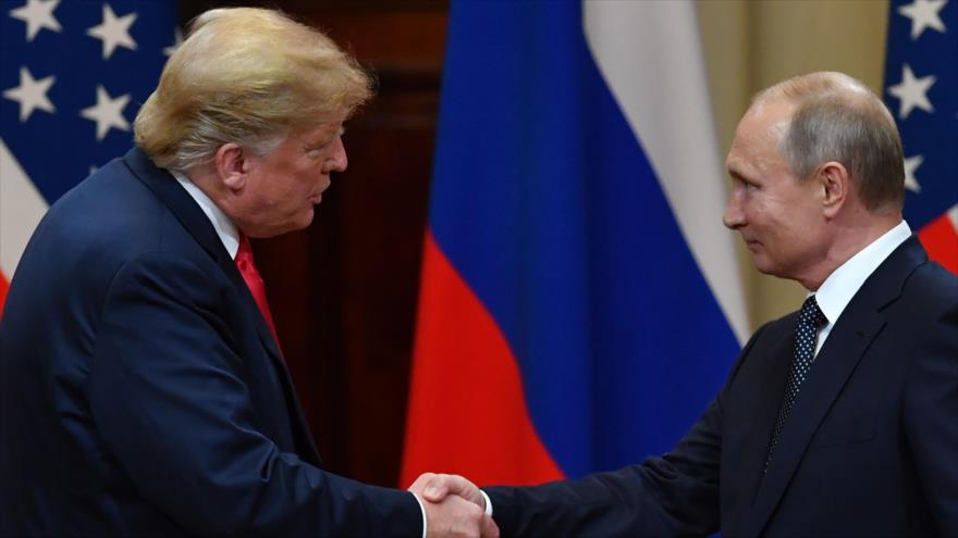 El presidente de EE.UU., Donald Trump (izda.), se reúne con su par ruso, Vladimir Putin, en Finlandia, 16 de julio de 2018.