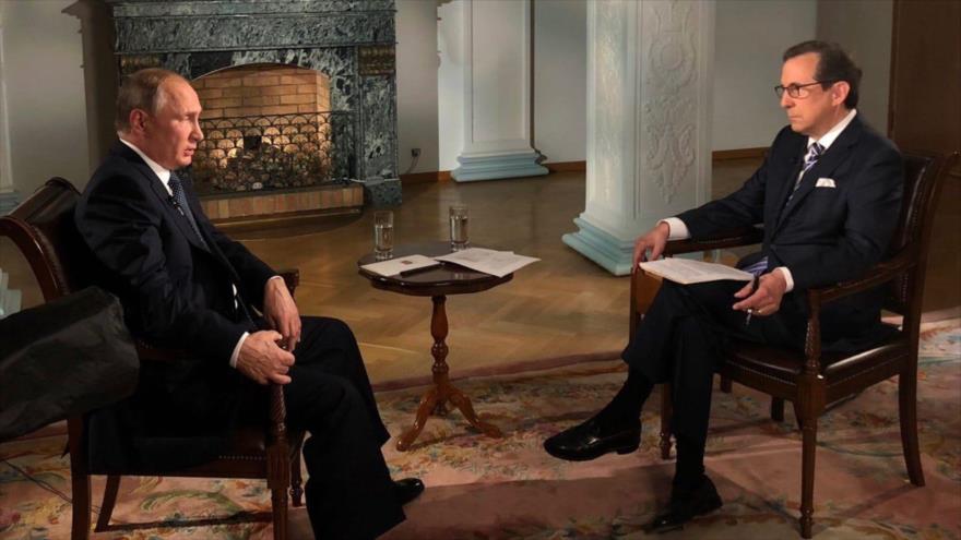 El presidente ruso Vladimir Putin (izda.) habla con el corresponsal de la cadena Fox News, 16 de julio de 2018.