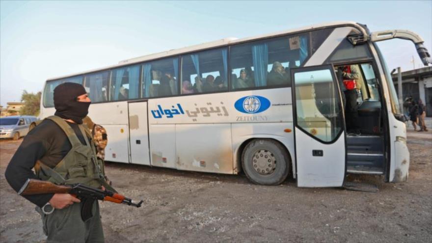 Un autobús traslada a civiles de las localidades de Al-Fua y Kefraya, ubicadas al norte de la ciudad siria de Idlib, 1 de mayo de 2018. 
