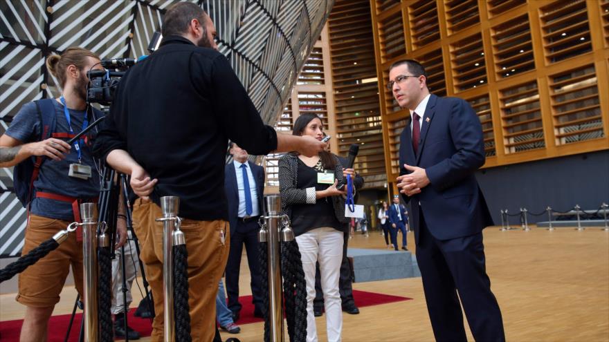 El canciller de Venezuela, Jorge Arreaza, habla con la prensa, durante su participación en la II reunión de la Celac y la UE celebrada en Bélgica, 17 de julio de 2018.