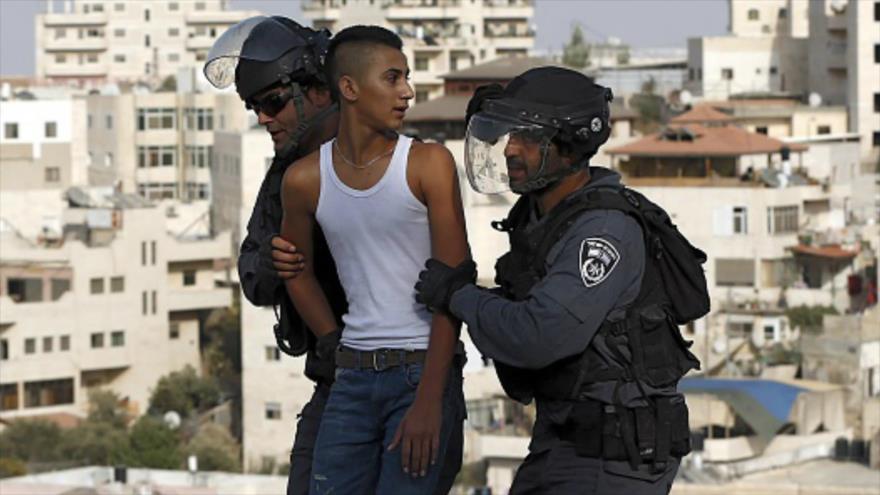 Los soldados del régimen de Israel detienen a un palestino en Al-Quds (Jerusalén).