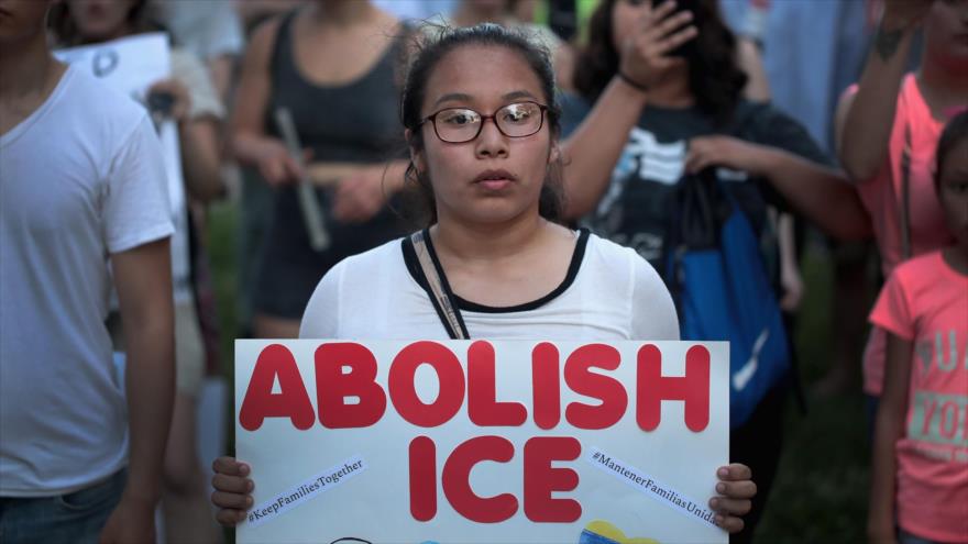 Una mujer pide la abolición de los centros de detención de la Agencia de Control de Inmigración y Aduanas, en Chicago, 29 de junio de 2018.
