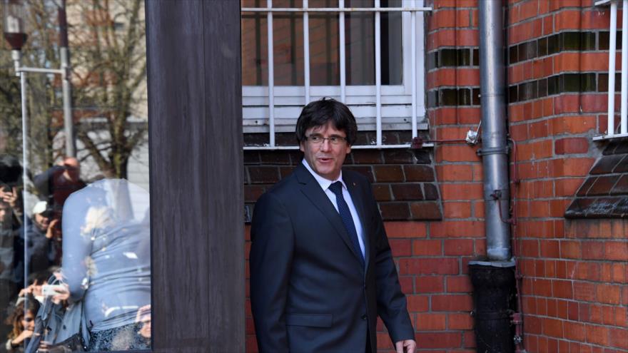 El destituido presidente de la Generalitat, Carles Puigdemont, abandona la prisión de Neumuenster, Alemania, 6 de abril de 2018.
