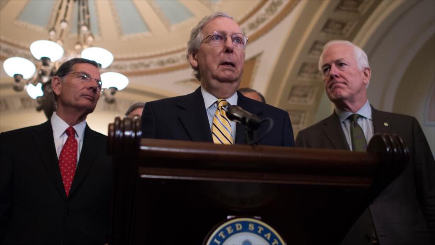 El líder de la mayoría del Senado de Estados Unidos, Mitch McConnell, (centro) habla con la prensa en el Capitolio, Washington, 17 de julio de 2018.