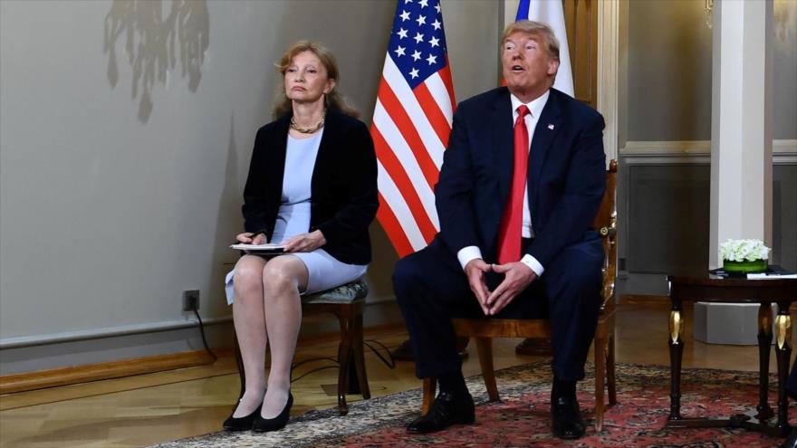 El presidente de EE.UU., Donald Trump, y la intérprete del Departamento de Estado Marina Gross, Helsinki, Finlandia, 16 de julio de 2018.