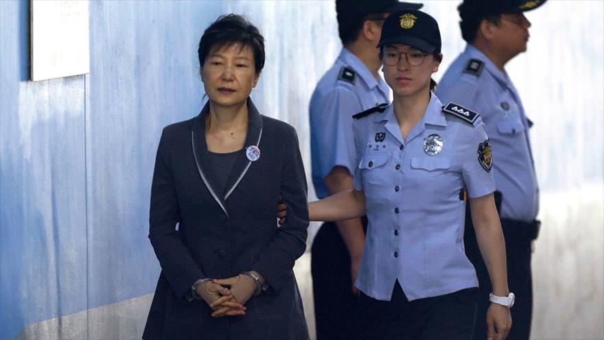 La expresidenta de Corea del Sur, Park Geun-hye (izq.), comparece ante la corte, agosto de 2017.