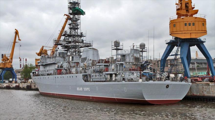 Un buque de inteligencia de Rusia Ivan Khurs anclado en un puerto marítimo ruso.
